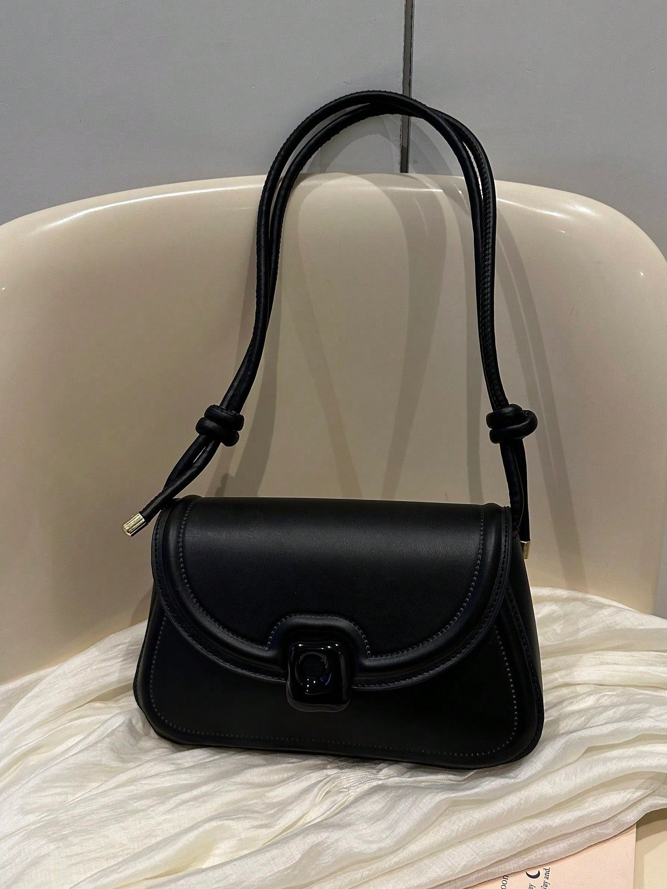 Sac Baguette – Élégance Minimaliste & Détail Strass