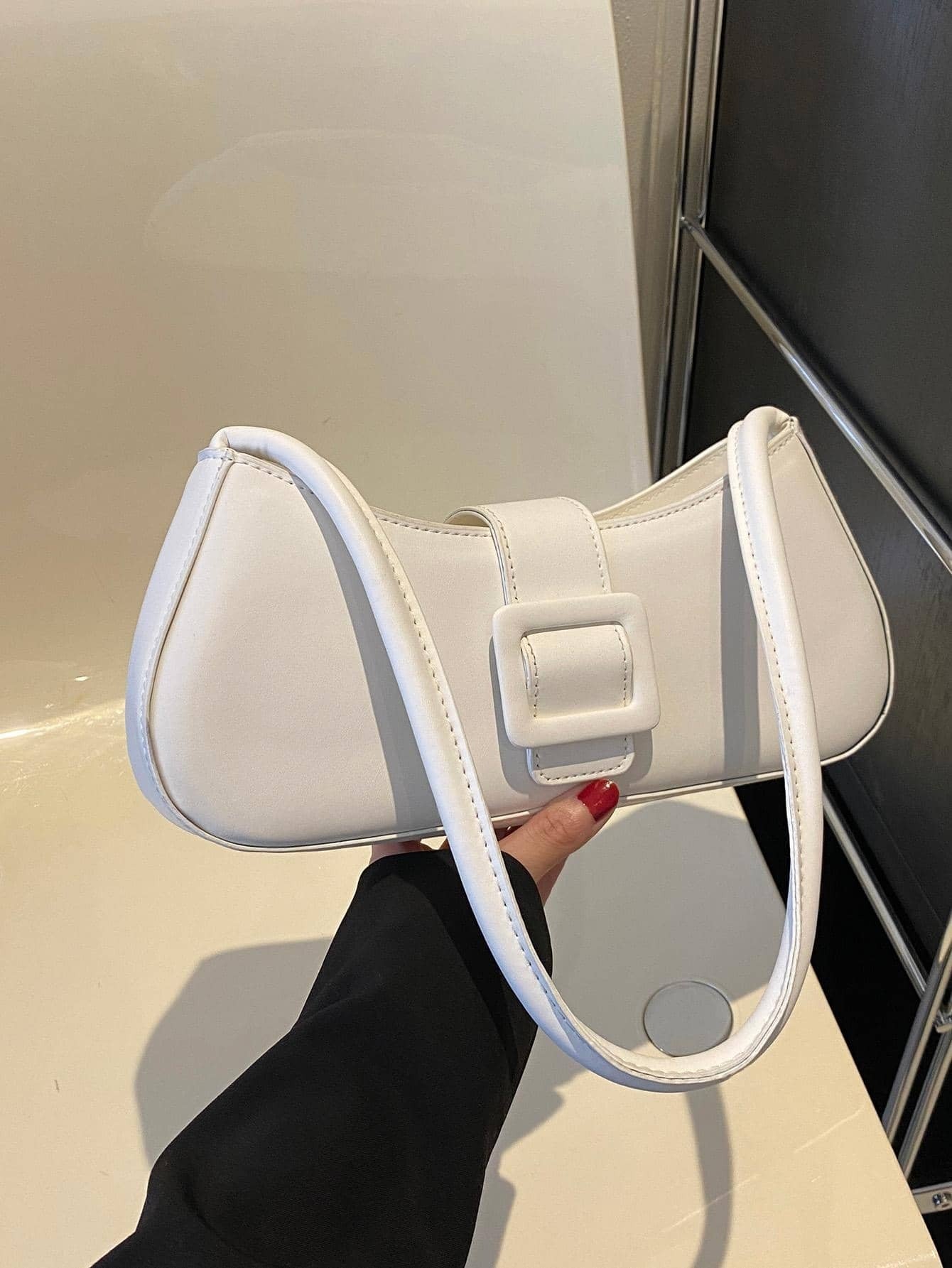 Sac baguette minimaliste à boucle – Élégance estivale