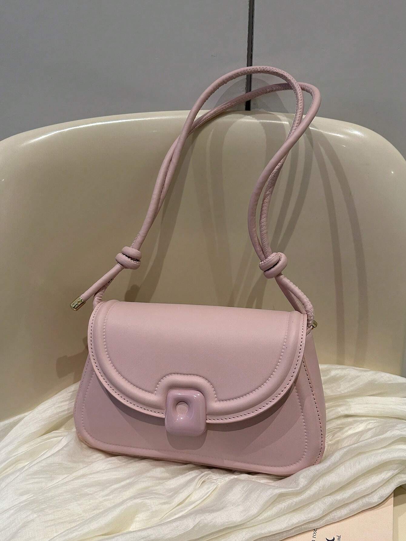 Sac Baguette – Élégance Minimaliste & Détail Strass