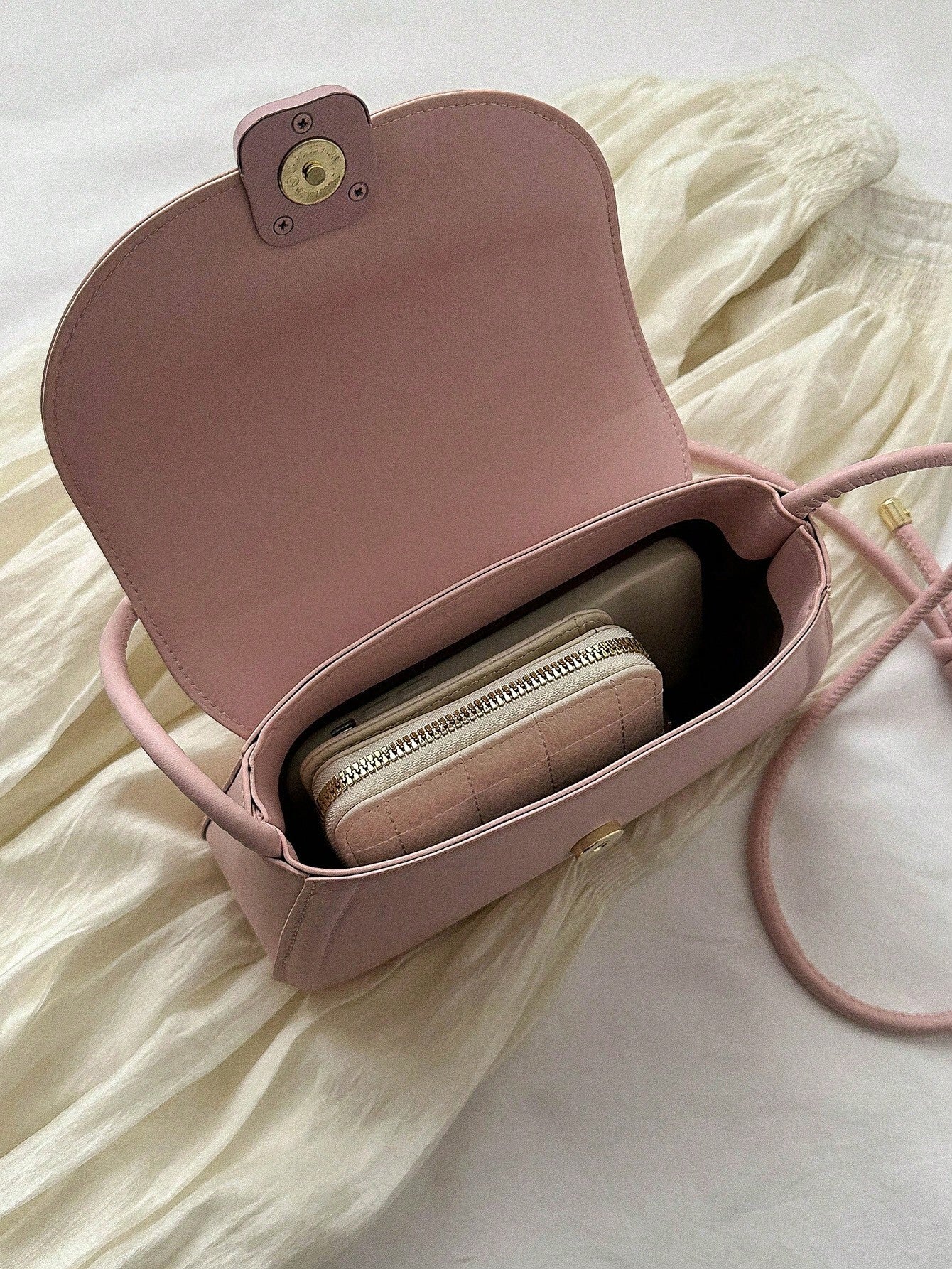 Sac Baguette – Élégance Minimaliste & Détail Strass