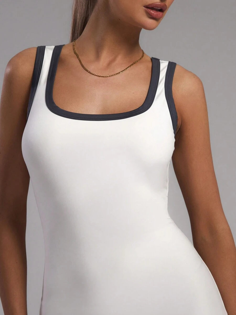 MUSERA – Robe Mini à Encolure Dégagée et Liseré Contrastant