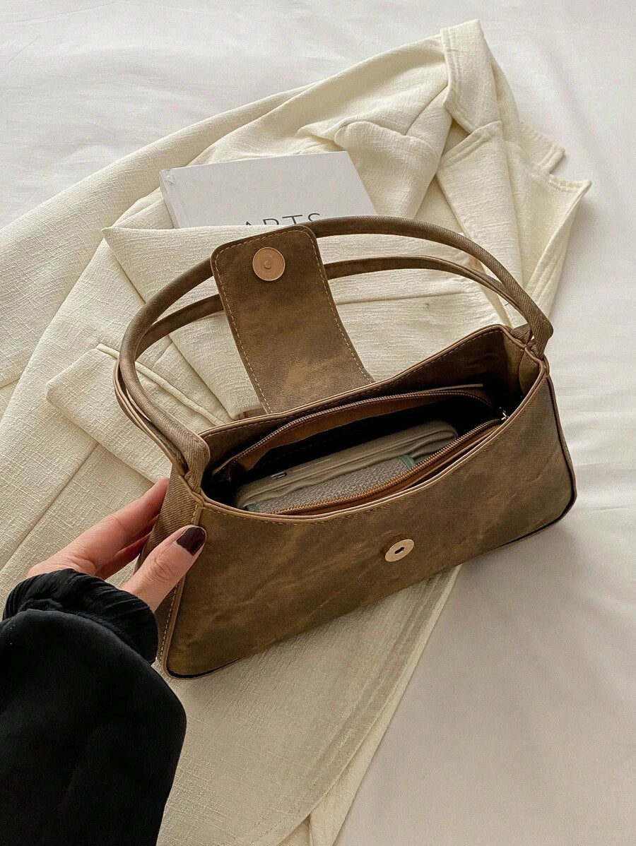 Sac à bandoulière en métal avec fermeture éclair et design épuré