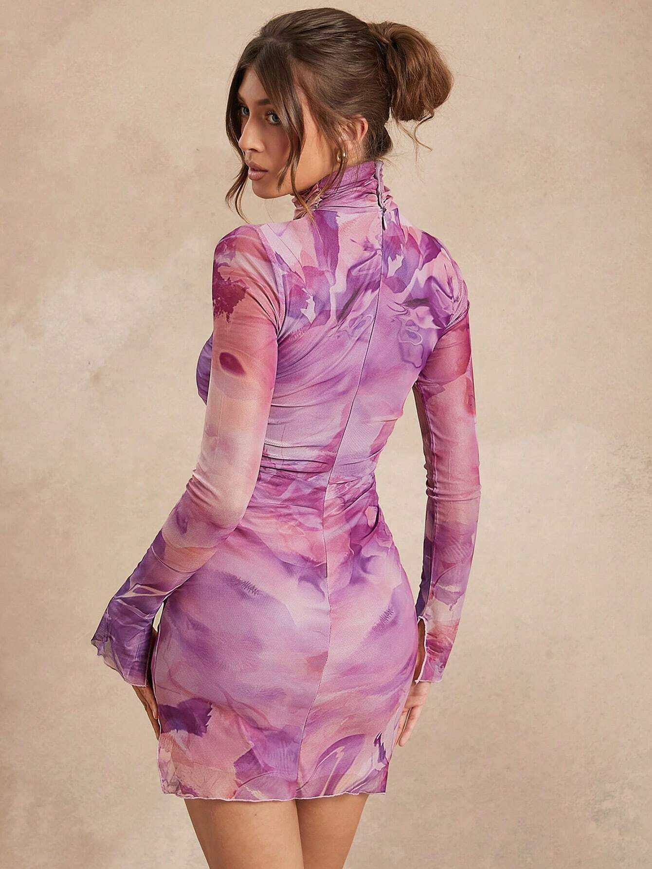 L'Amorae – Robe courte moulante en tulle drapée à imprimé tie-dye