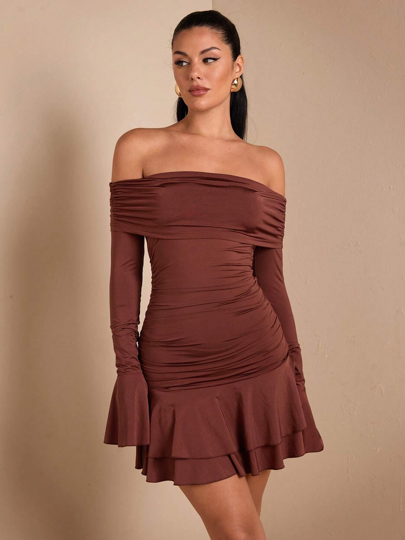 Robe élégante à épaules dénudées et manches évasées