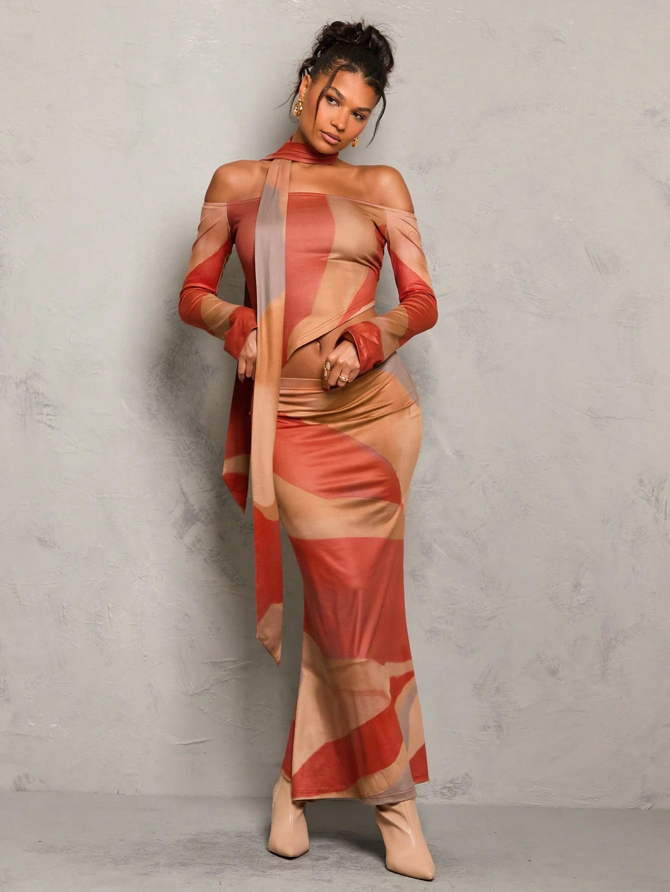 Glamine – Ensemble 2 pièces à imprimé abstrait avec top asymétrique et jupe maxi