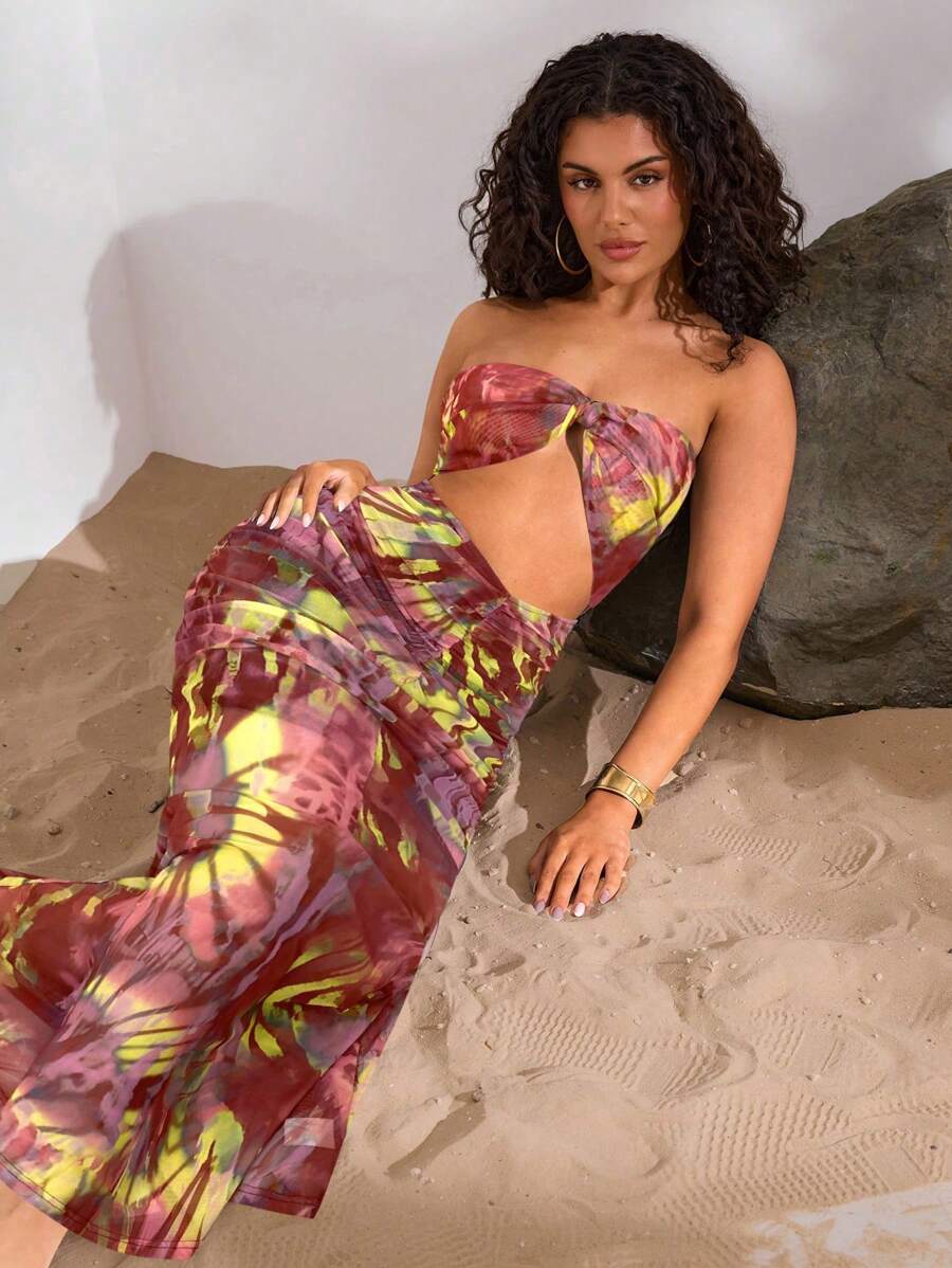 Opulessa – Robe extra longue avec découpes et imprimé minimaliste
