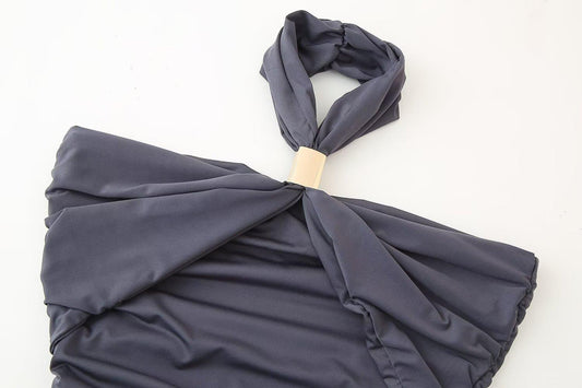 BSK&TRAF – Robe midi à plis avec design croisé et coupe ajustée