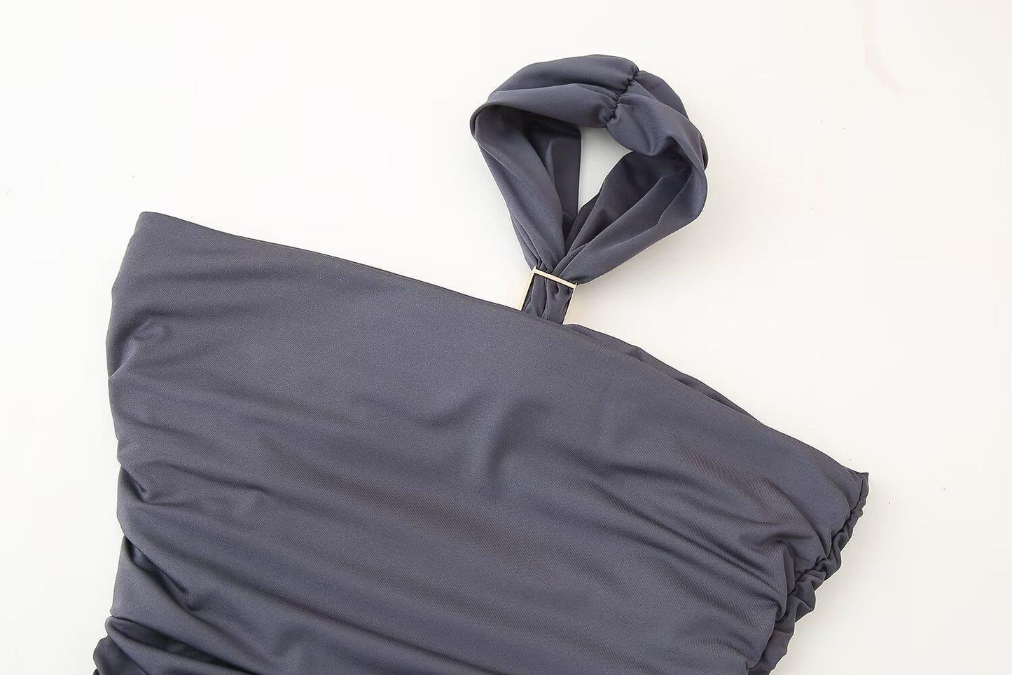 BSK&TRAF – Robe midi à plis avec design croisé et coupe ajustée