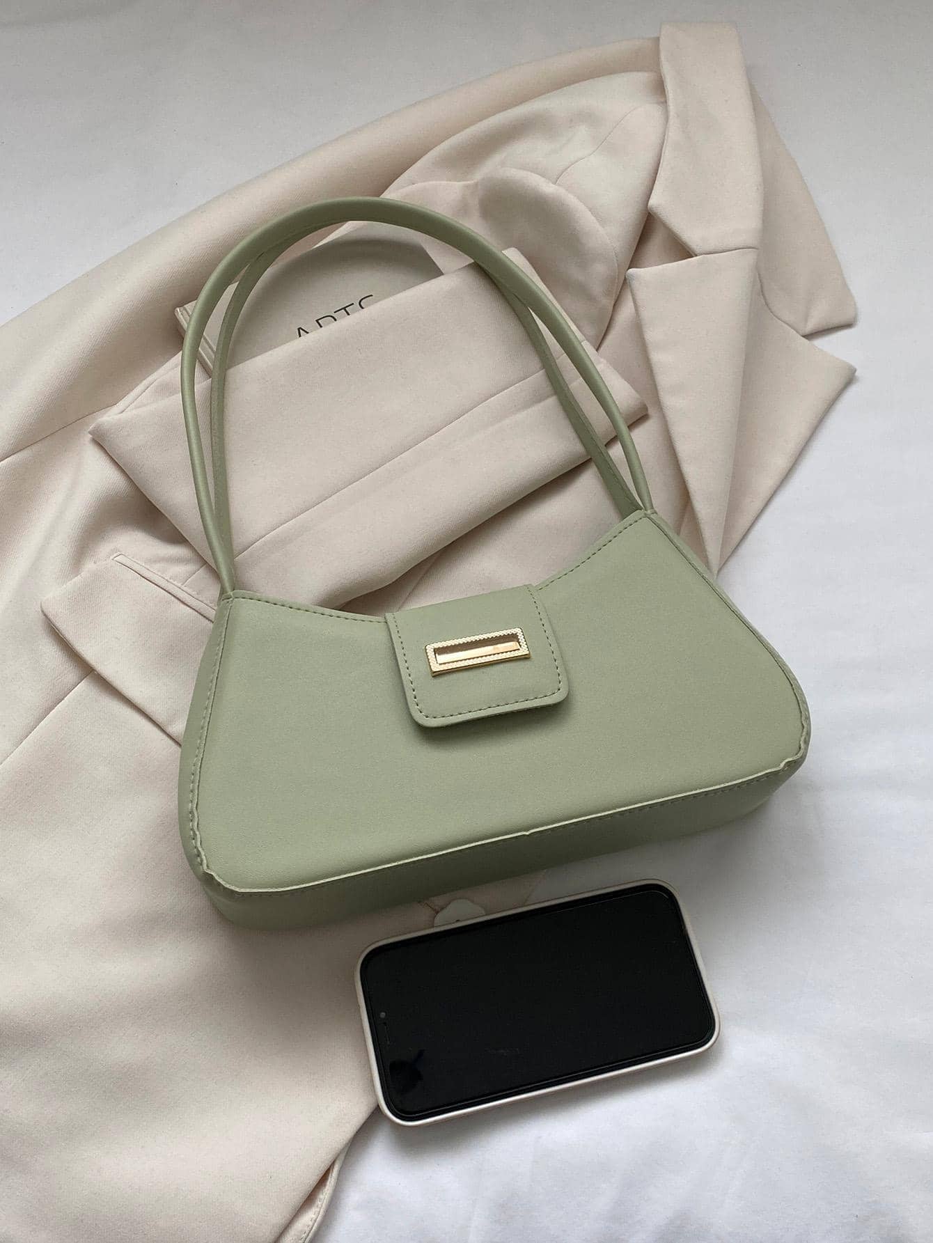 Sac à bandoulière en métal avec fermeture éclair et design épuré