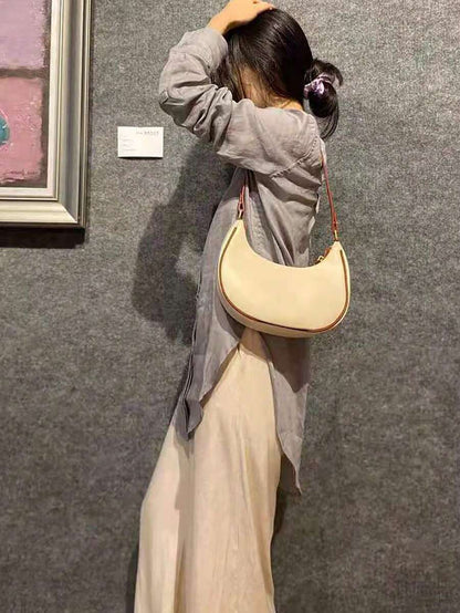 Sac à bandoulière en cuir avec grande capacité et design épuré