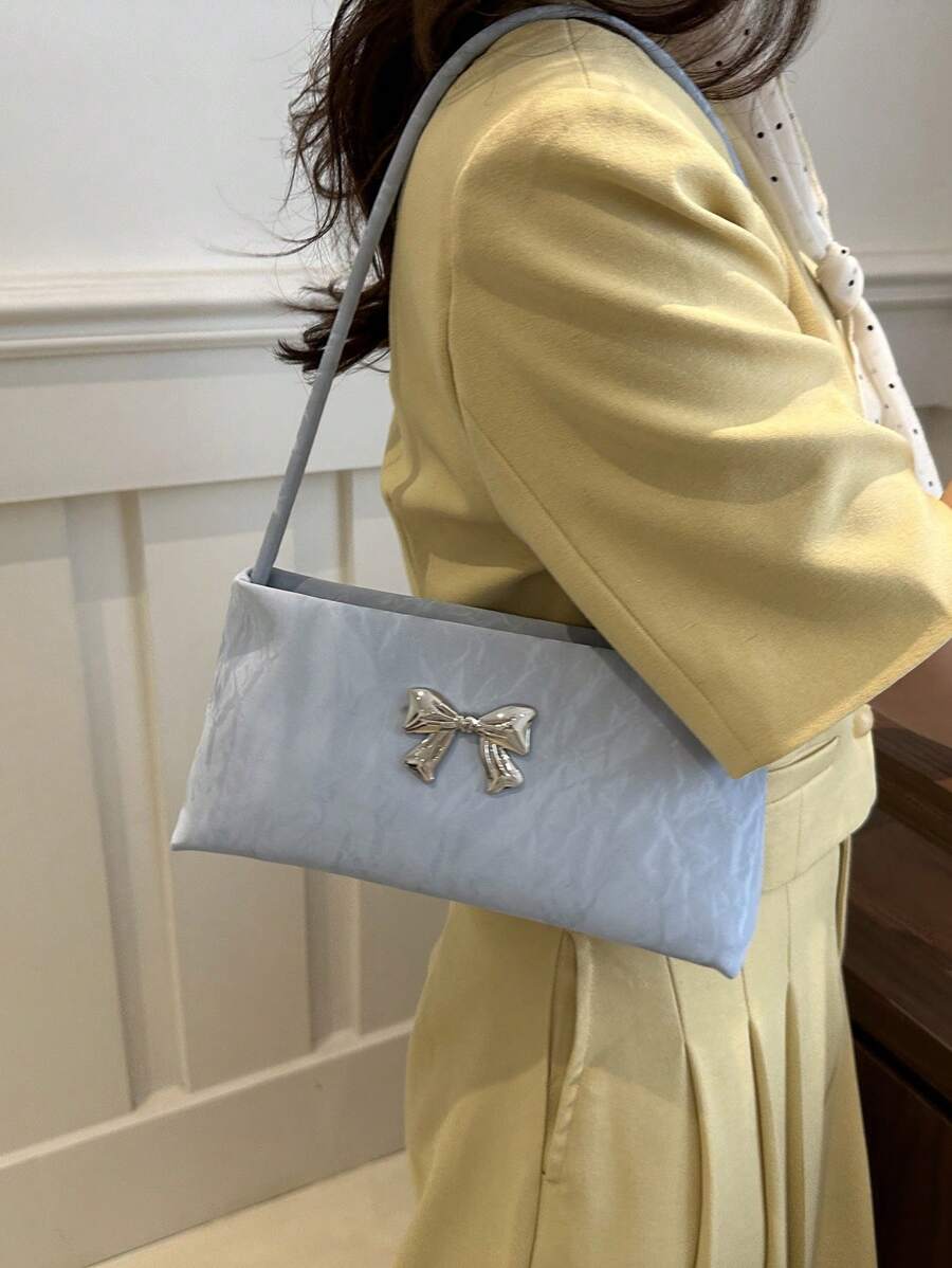 Sac sous le bras – Forme carrée, nœud décoratif, anse courte