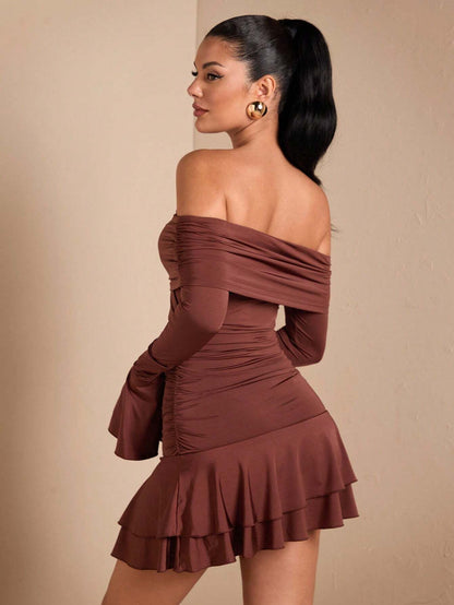 Robe élégante à épaules dénudées et manches évasées