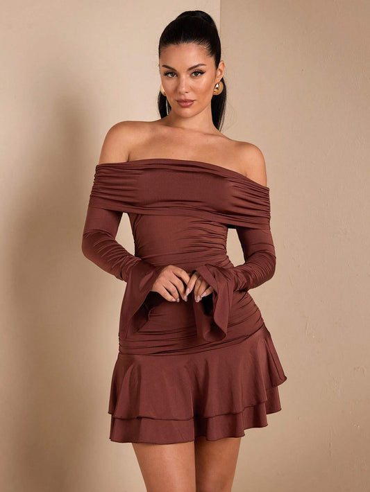 Robe élégante à épaules dénudées et manches évasées