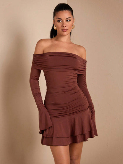 Robe élégante à épaules dénudées et manches évasées