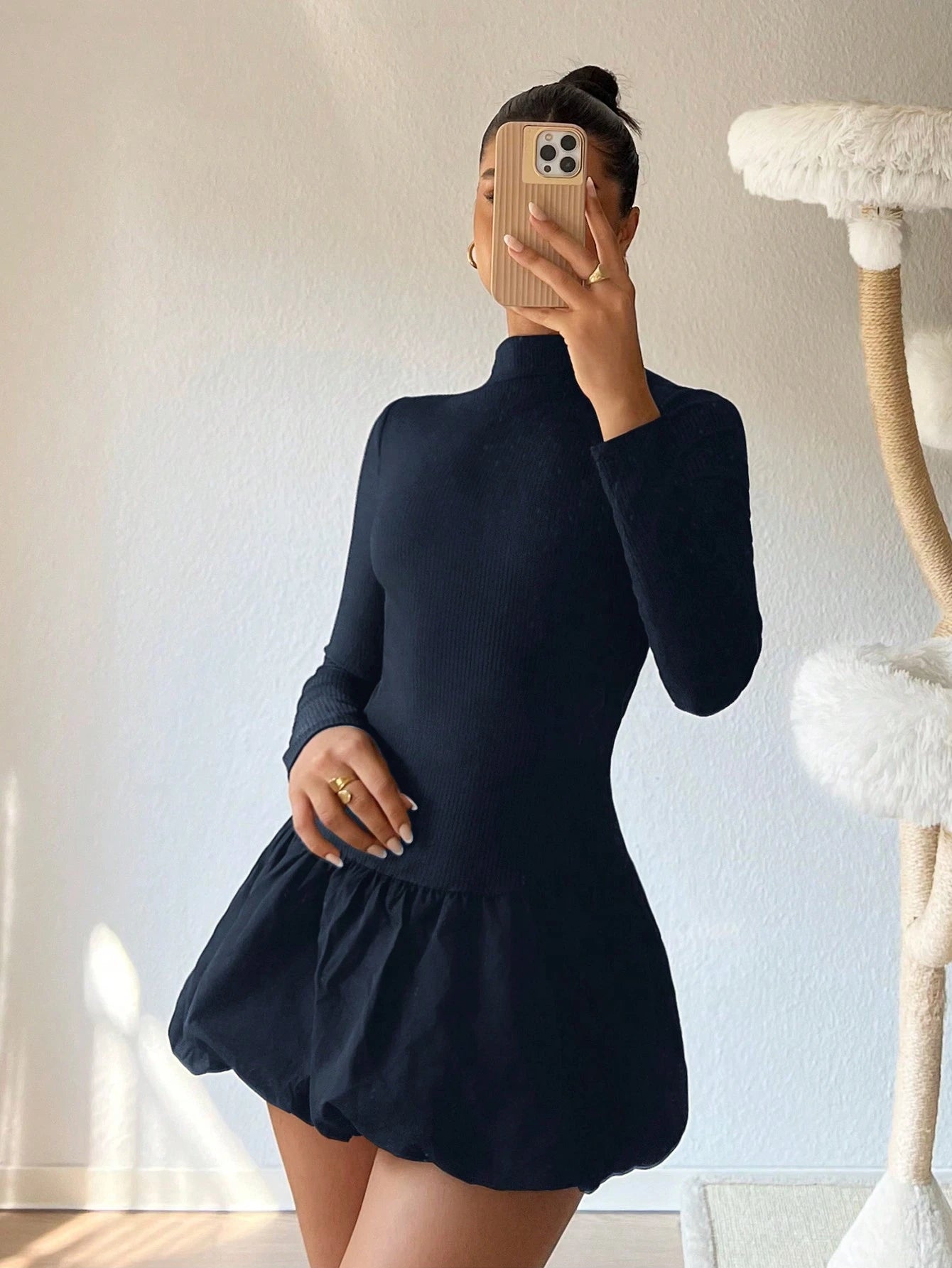 Robe mini à fleurs sans dos bleu marine