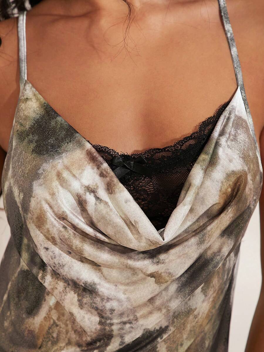 Opulessa – Robe courte en maille avec décolleté drapé et dentelle contrastée