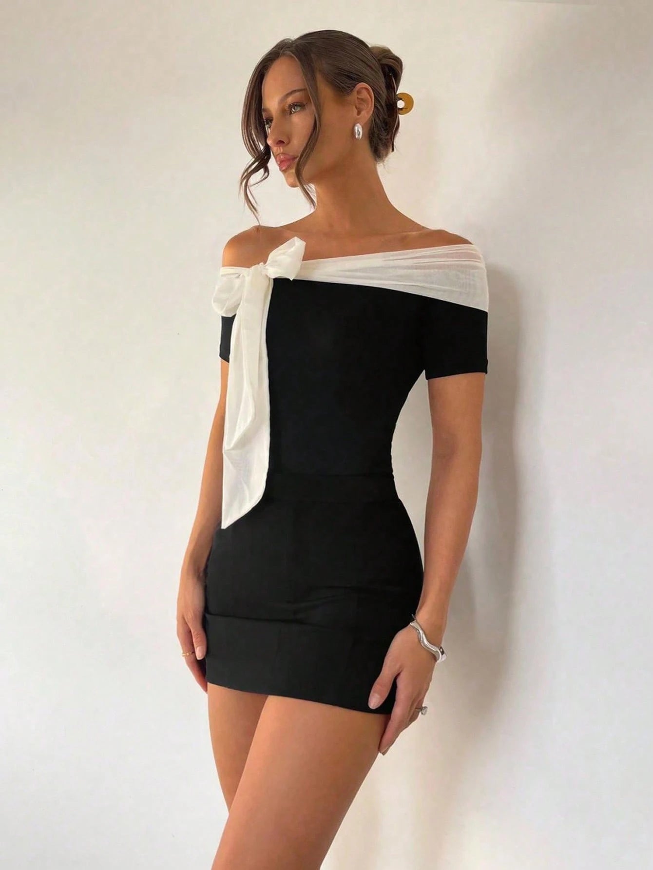 Roylia – Body moulant épaules dénudées à colorblocking et nœud décoratif