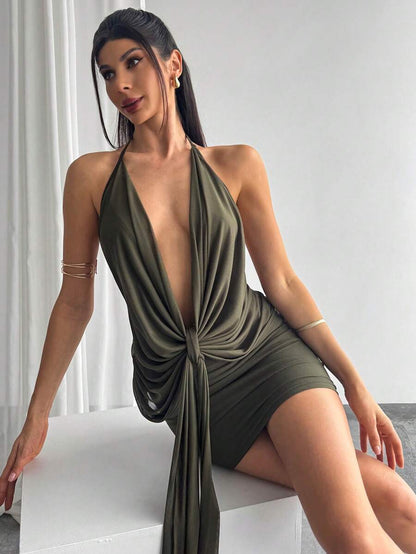 Firerie – Robe moulante courte à encolure cache-cœur, dos nu, plissé asymétrique