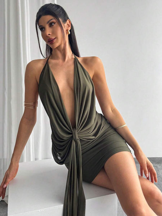 Firerie – Robe moulante courte à encolure cache-cœur, dos nu, plissé asymétrique