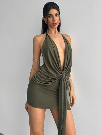 Firerie – Robe moulante courte à encolure cache-cœur, dos nu, plissé asymétrique