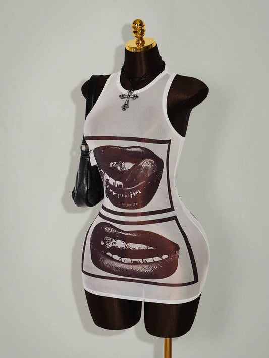 Amplova – Robe mini moulante transparente à imprimé lèvres