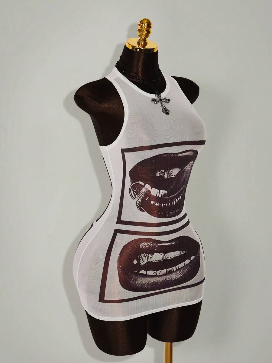 Amplova – Robe mini moulante transparente à imprimé lèvres