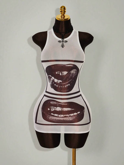 Amplova – Robe mini moulante transparente à imprimé lèvres