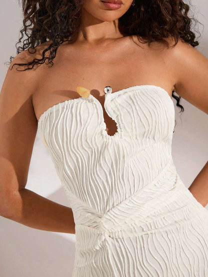 Opulessa – Robe en tricot avec boucle métallique à la taille et texture de tissu