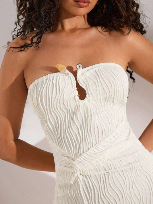 Opulessa – Robe en tricot avec boucle métallique à la taille et texture de tissu