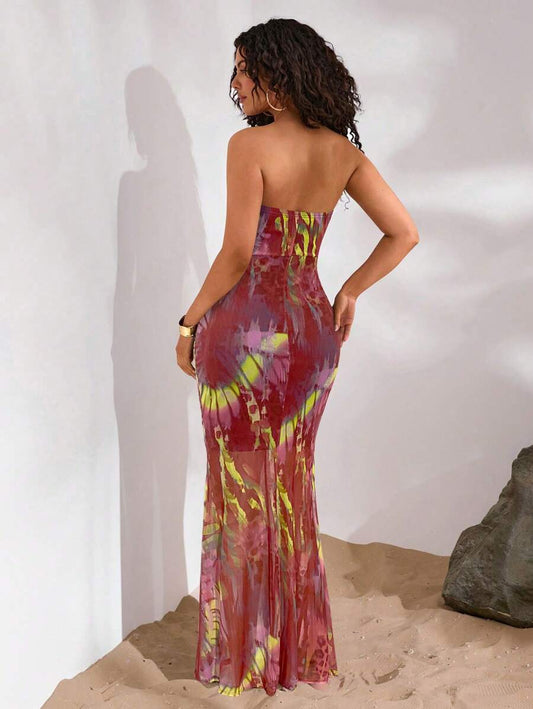 Opulessa – Robe extra longue avec découpes et imprimé minimaliste