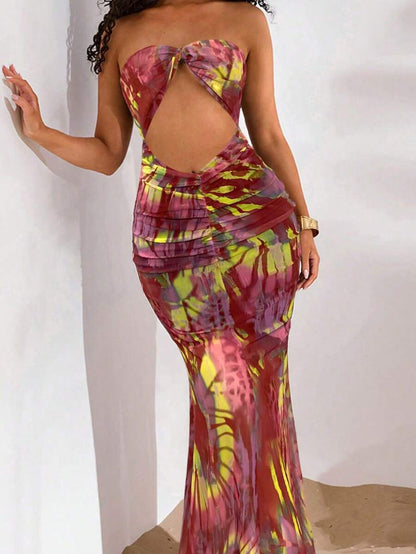 Opulessa – Robe extra longue avec découpes et imprimé minimaliste