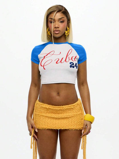 SUMWON – Tee court style raglan vintage avec design graphique et coupe recroquevillée