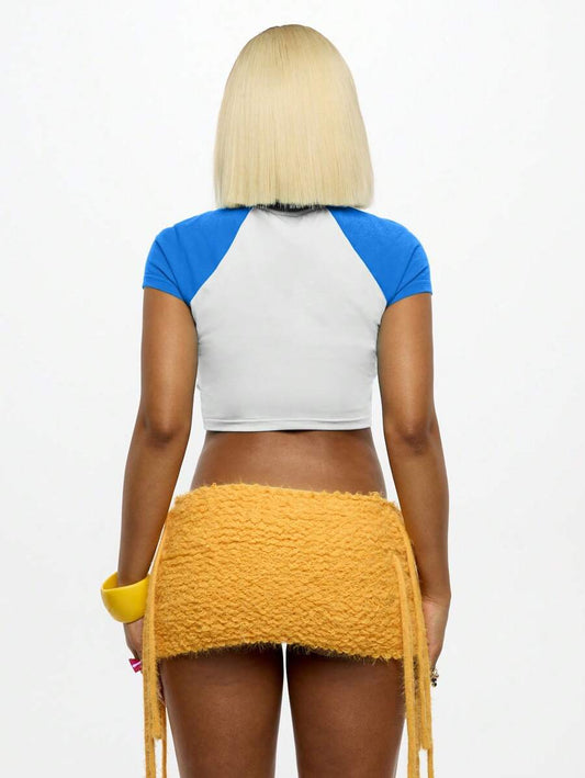 SUMWON – Tee court style raglan vintage avec design graphique et coupe recroquevillée