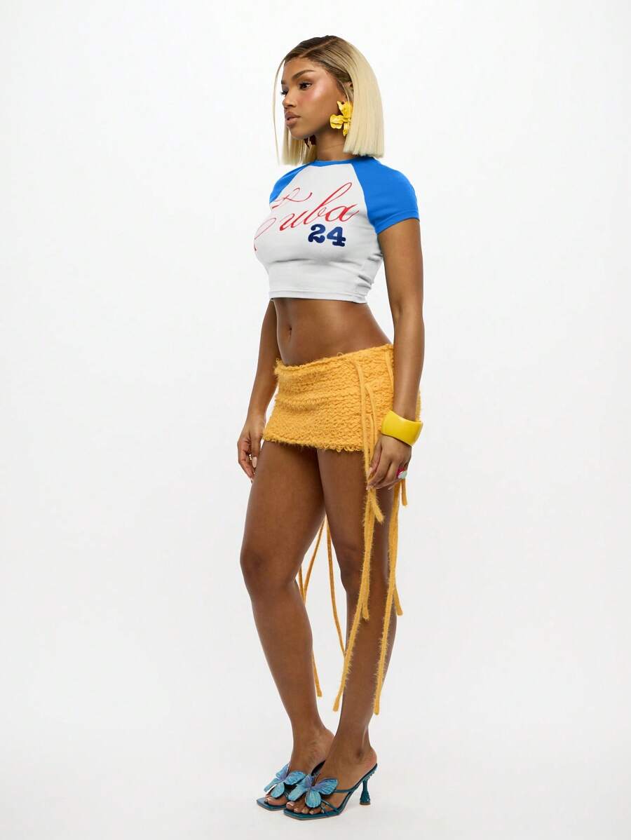 SUMWON – Tee court style raglan vintage avec design graphique et coupe recroquevillée