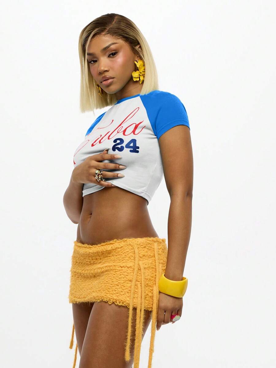 SUMWON – Tee court style raglan vintage avec design graphique et coupe recroquevillée