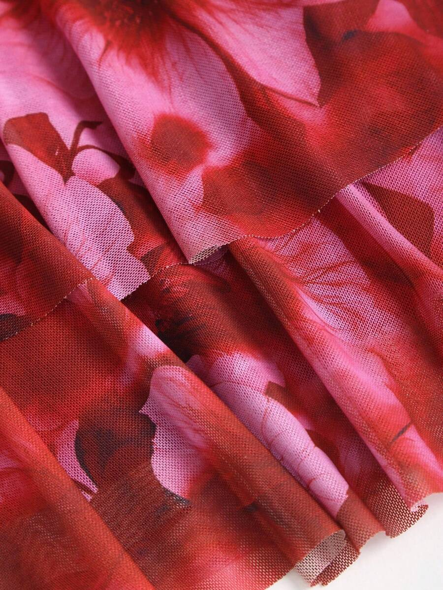 Sweetra – Robe mini évasée avec dos ouvert et décoration métallique à la taille