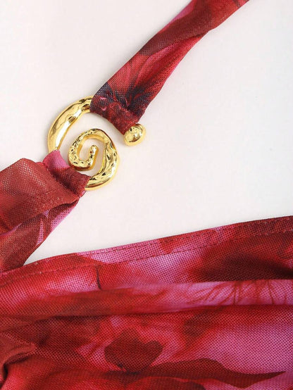 Sweetra – Robe mini évasée avec dos ouvert et décoration métallique à la taille