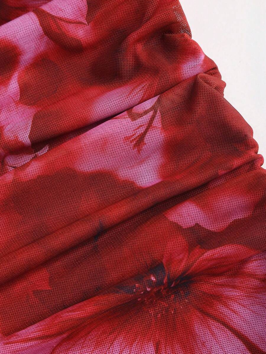 Sweetra – Robe mini évasée avec dos ouvert et décoration métallique à la taille