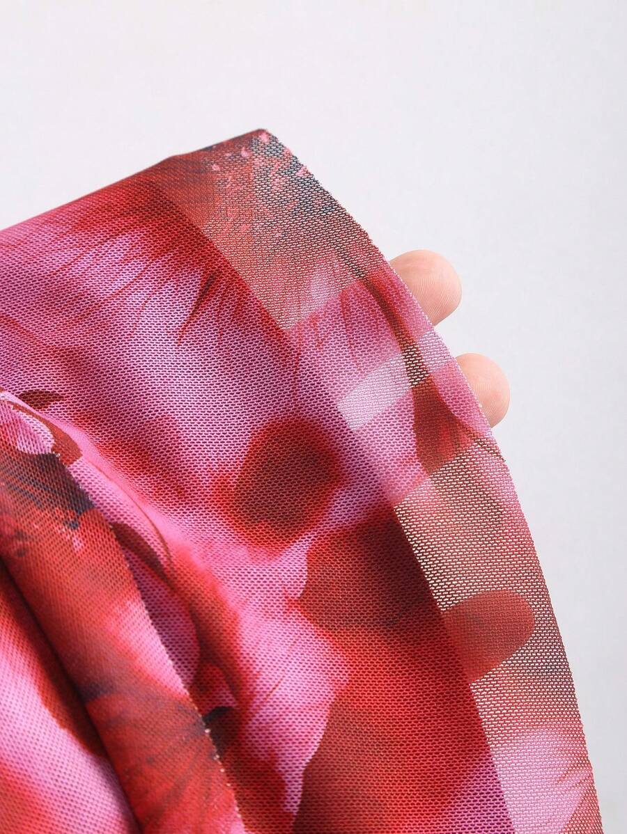 Sweetra – Robe mini évasée avec dos ouvert et décoration métallique à la taille