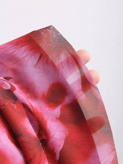 Sweetra – Robe mini évasée avec dos ouvert et décoration métallique à la taille