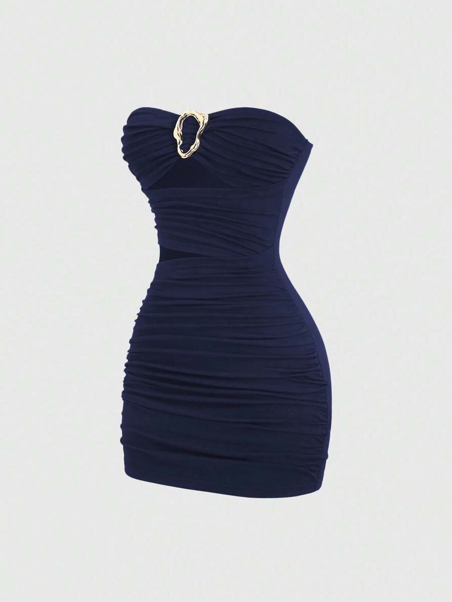 Sweetra – Robe mini moulante avec boucle métallique et design sexy