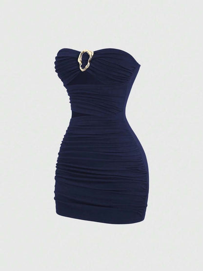 Sweetra – Robe mini moulante avec boucle métallique et design sexy