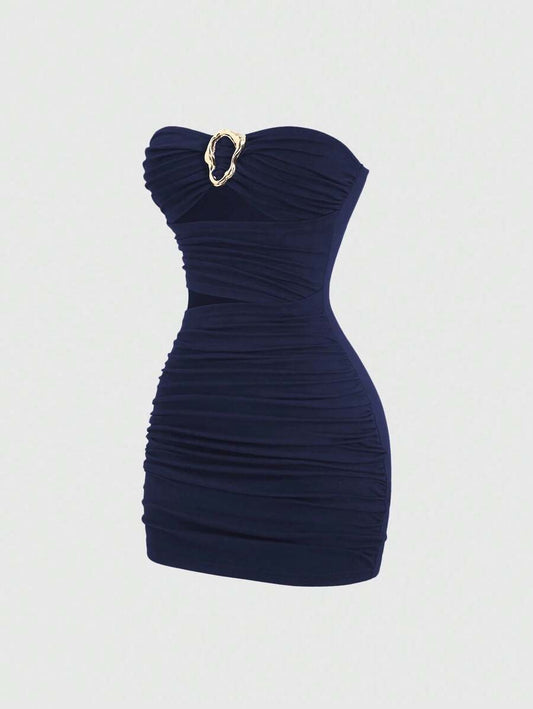 Sweetra – Robe mini moulante avec boucle métallique et design sexy