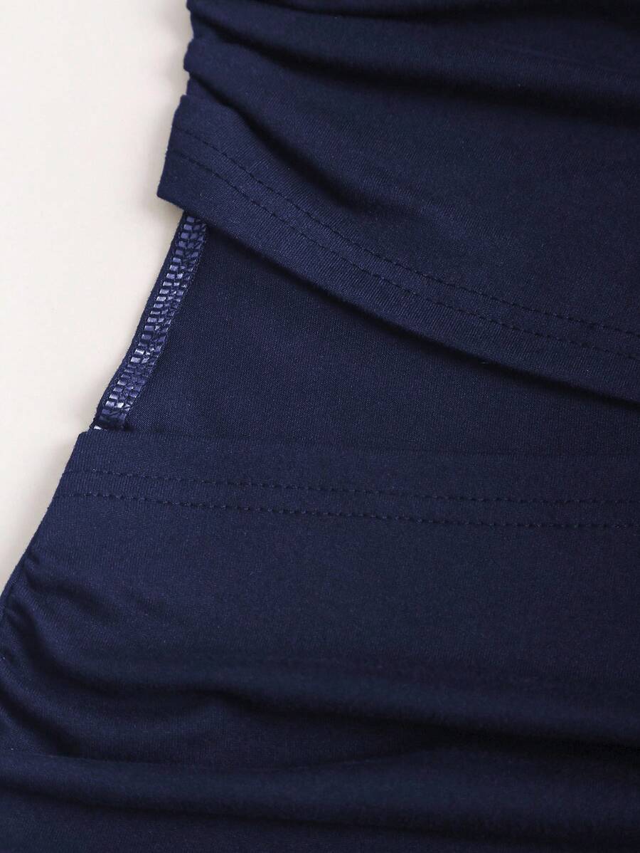 Sweetra – Robe mini moulante avec boucle métallique et design sexy