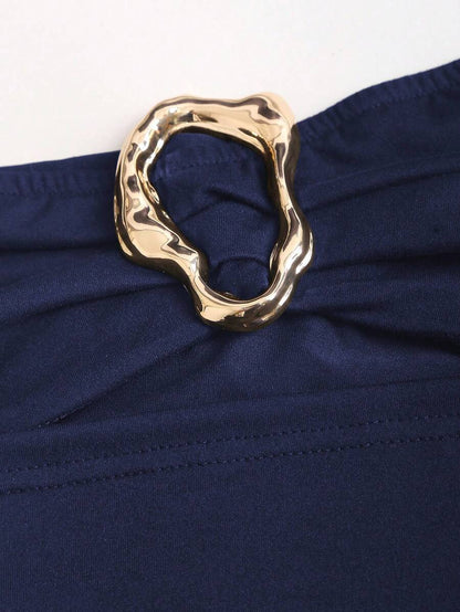 Sweetra – Robe mini moulante avec boucle métallique et design sexy