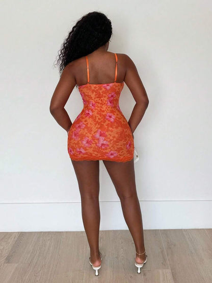 Alexandranx – Robe mini moulante en maille avec détails de dentelle et fleurs tropicales