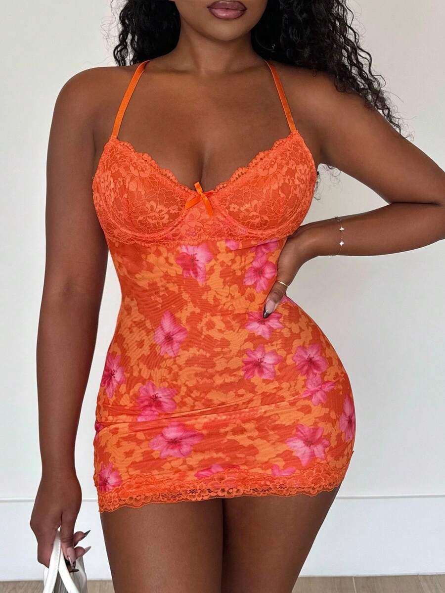 Alexandranx – Robe mini moulante en maille avec détails de dentelle et fleurs tropicales