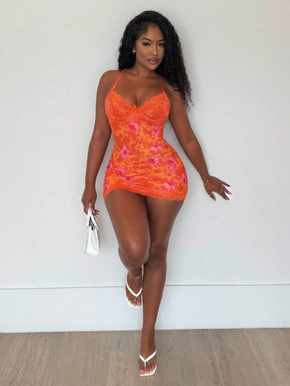 Alexandranx – Robe mini moulante en maille avec détails de dentelle et fleurs tropicales