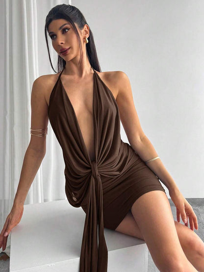 Modelyn – Robe moulante asymétrique en maille avec volants au dos