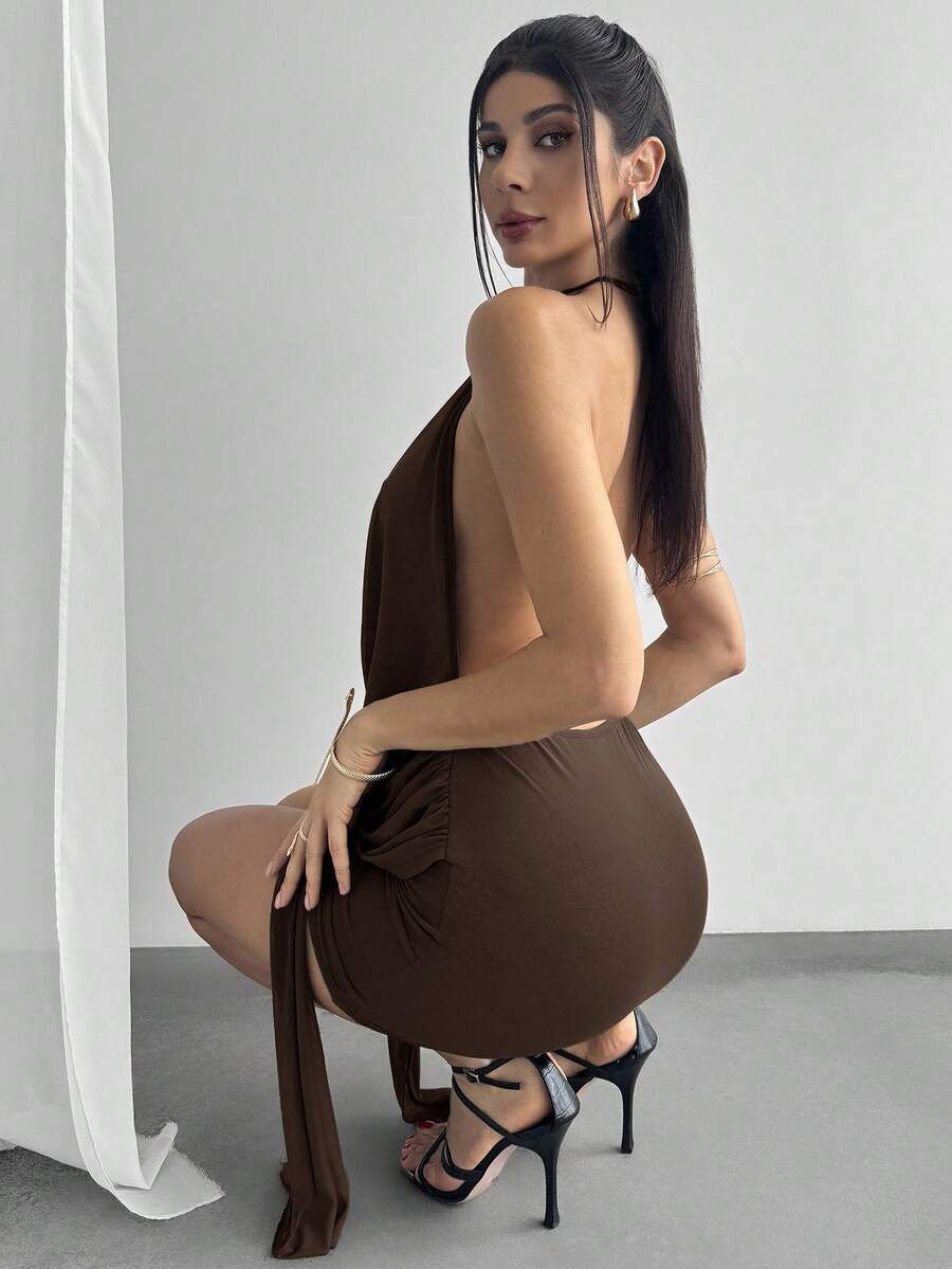 Modelyn – Robe moulante asymétrique en maille avec volants au dos